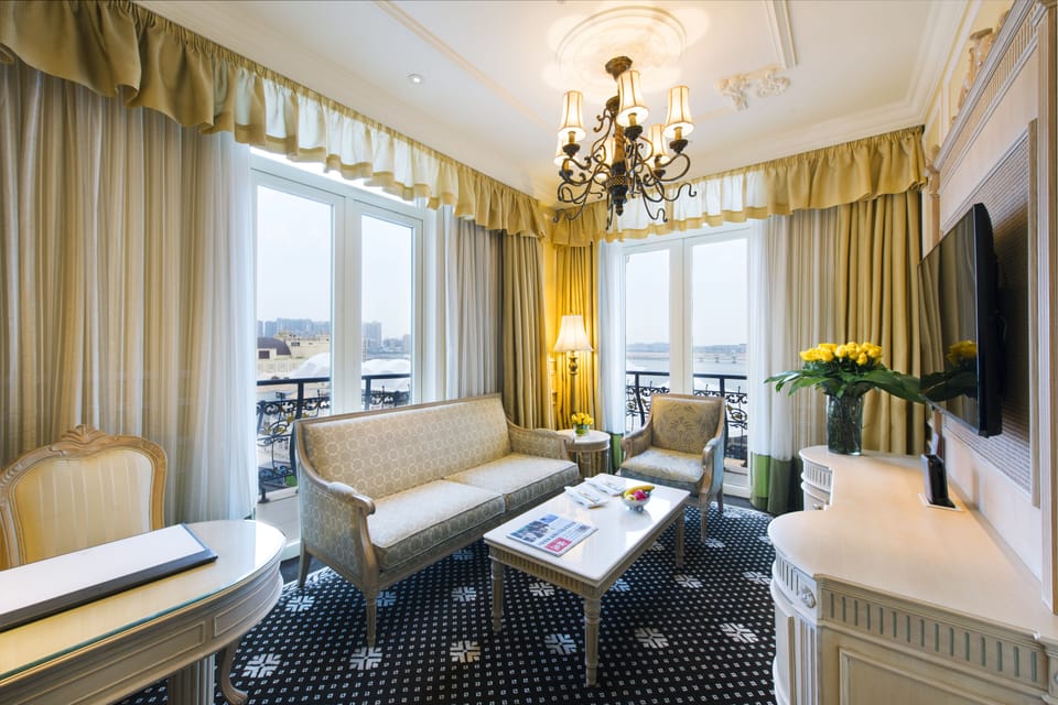 Suite, 1 Bedroom | Minibar, in-room safe, desk, laptop workspace