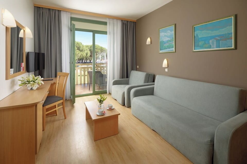 Suite with balcony, Park side | In-room safe, desk, blackout drapes, free WiFi