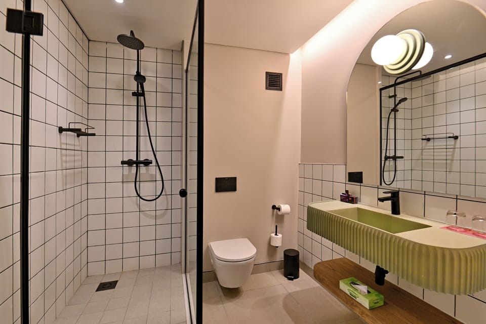 Separate tub and shower, free toiletries, hair dryer, towels