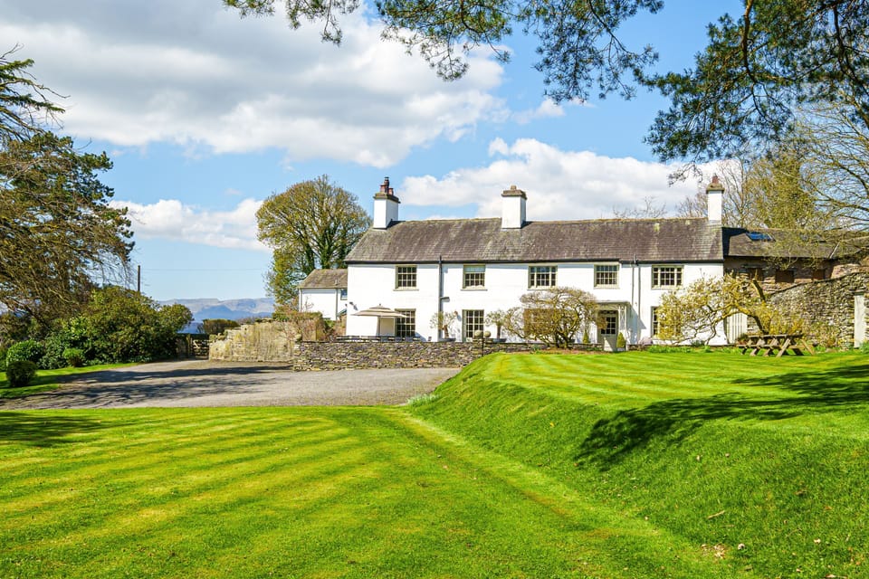Set in amazing lawned grounds.