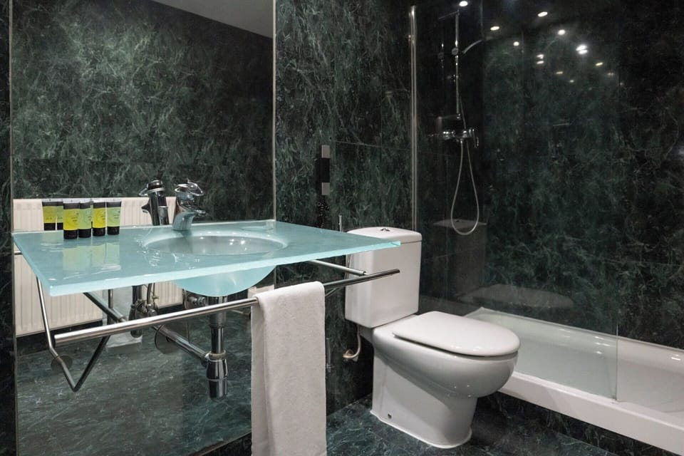 Double or Twin Room | Bathroom | Free toiletries, hair dryer, towels