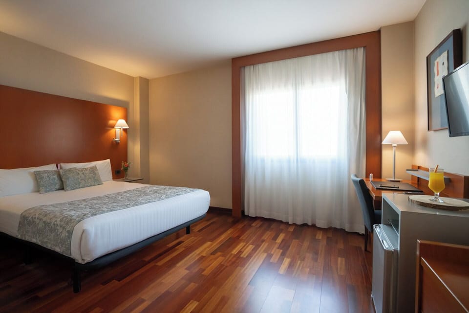 Double or Twin Room | Minibar, in-room safe, desk, laptop workspace