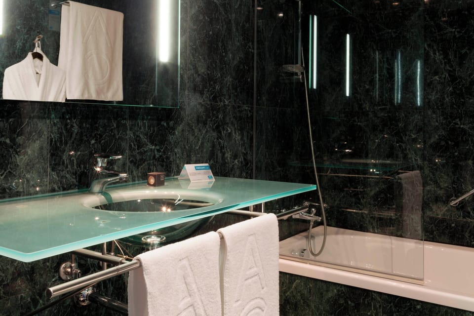 Junior Suite, 1 King Bed | Bathroom | Free toiletries, hair dryer, bidet, towels