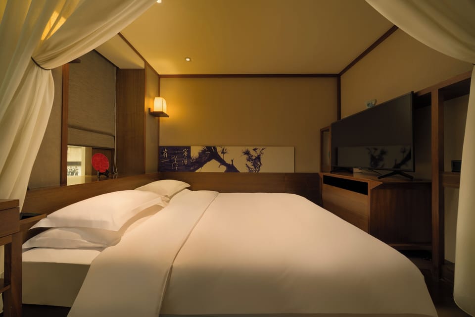 Standard Room, 1 Queen Bed | Minibar, in-room safe, desk, laptop workspace