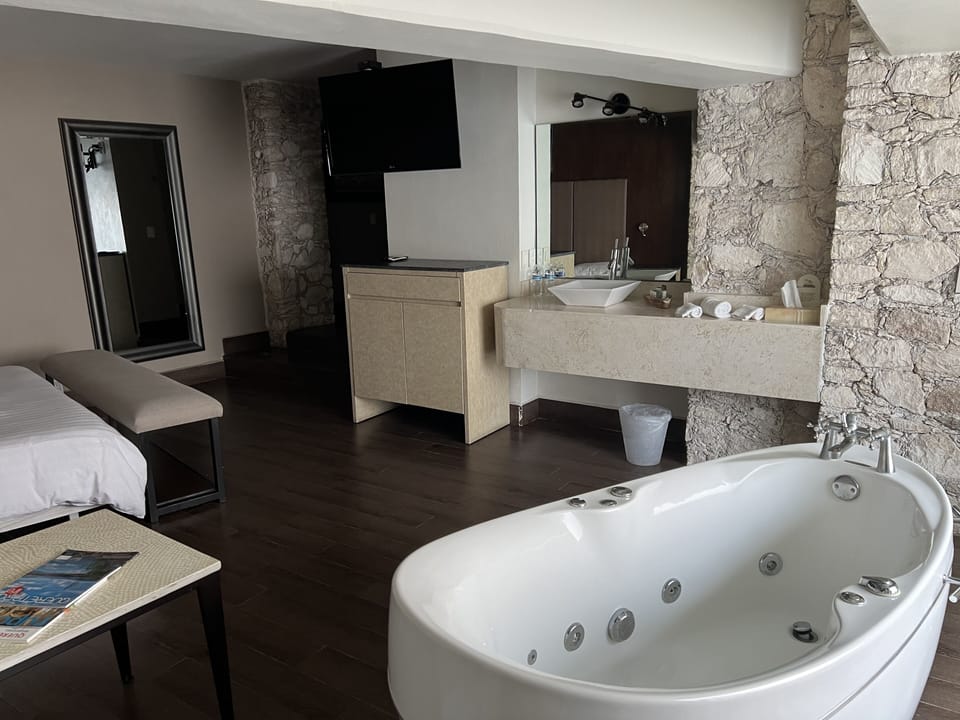 Executive Studio Suite | Premium bedding, in-room safe, soundproofing, bed sheets