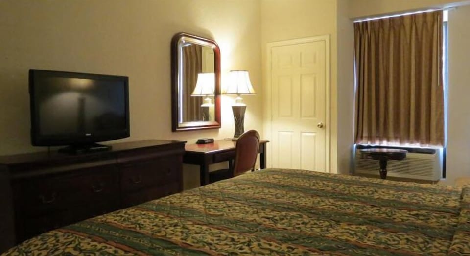 Room, 1 King Bed | Desk, free WiFi, bed sheets