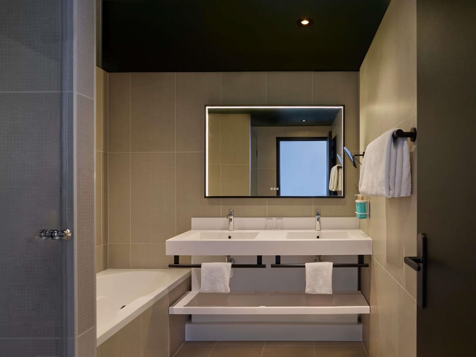 Junior Suite, 1 Double Bed | Bathroom | Separate tub and shower, eco-friendly toiletries, hair dryer, towels