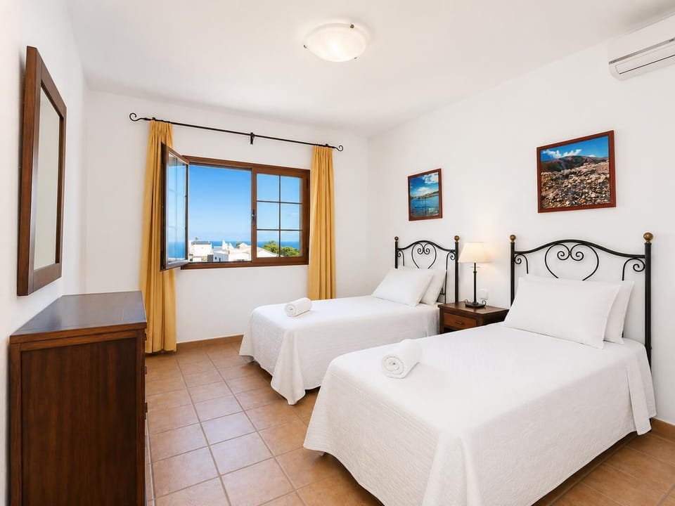 Twin bedroom with A/C