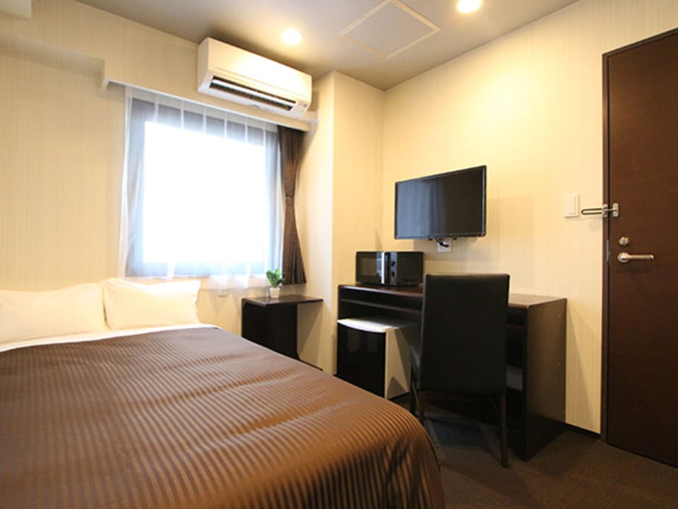 Premium bedding, desk, blackout drapes, free WiFi
