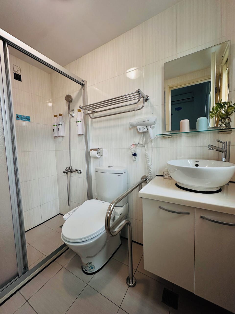 Double Room | Bathroom | Shower, designer toiletries, hair dryer, slippers