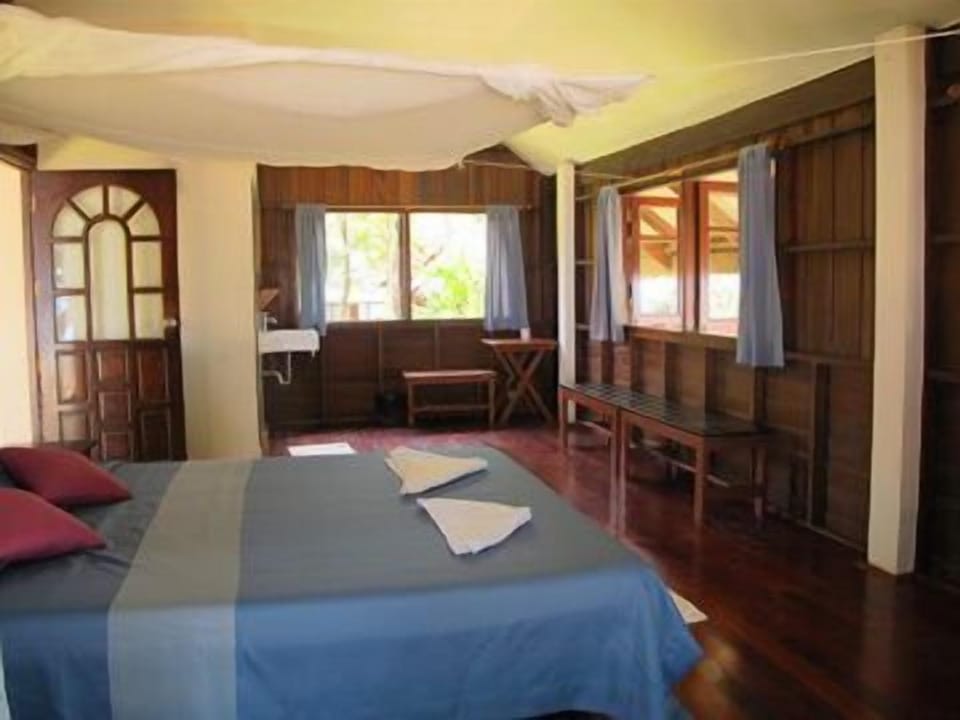 Deluxe Bungalow (Beachfront) | Desk, free WiFi