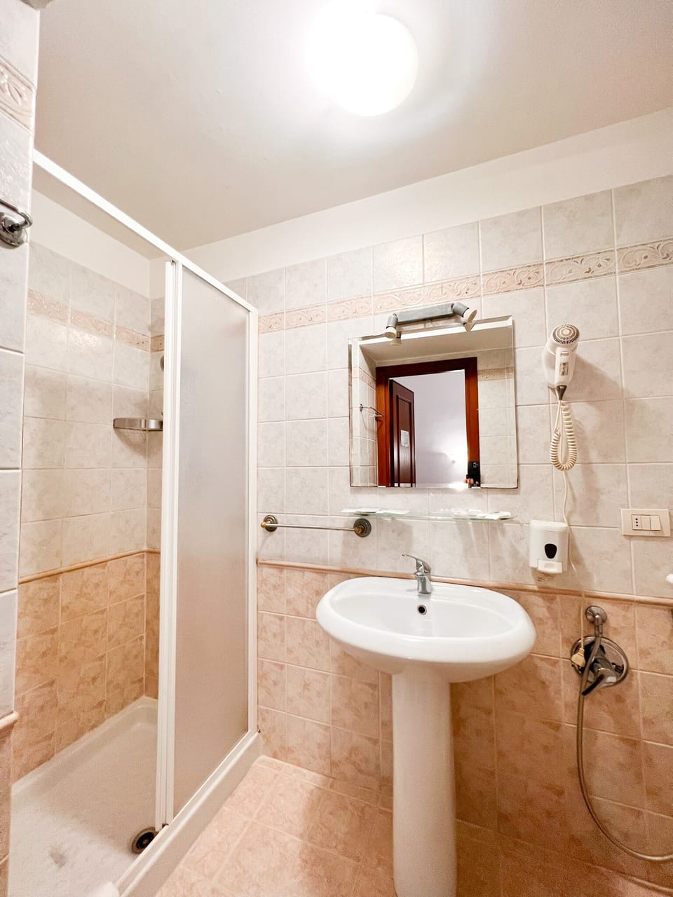 Standard Quadruple Room | Bathroom | Shower, rainfall showerhead, hair dryer, towels