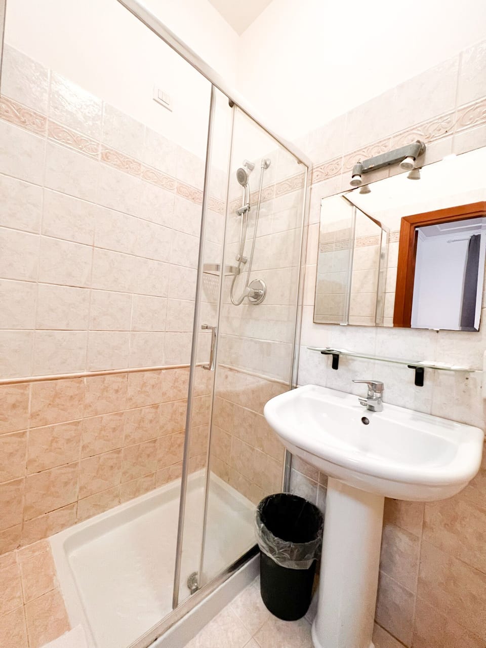 Standard Triple Room | Bathroom | Shower, rainfall showerhead, hair dryer, towels