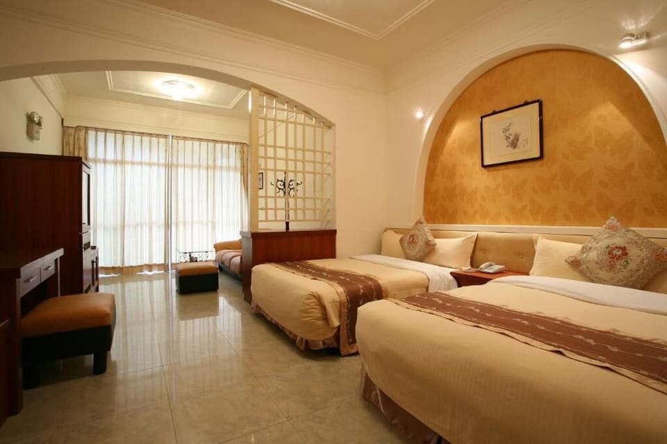 Down comforters, in-room safe, bed sheets
