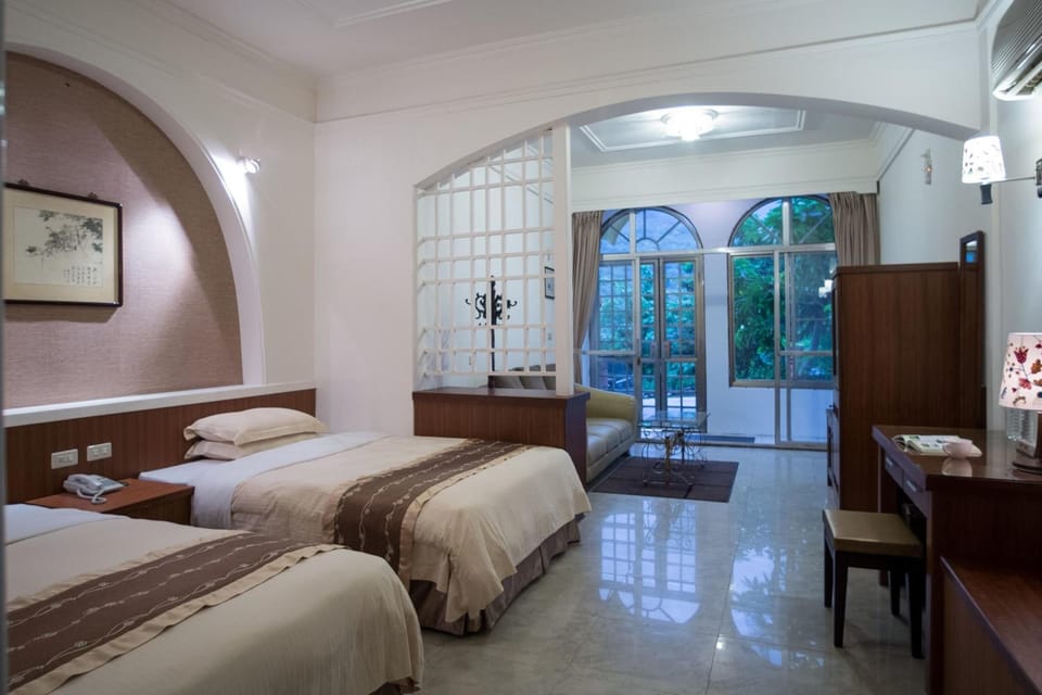 Down comforters, in-room safe, bed sheets