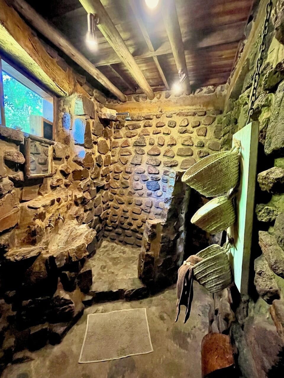 Classic Cabin | Bathroom | Shower, rainfall showerhead, towels