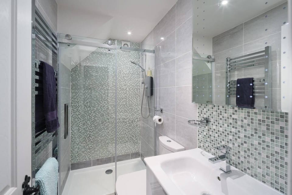 Central Cowes, 2 Bath, Beach Nearby Cottage in England