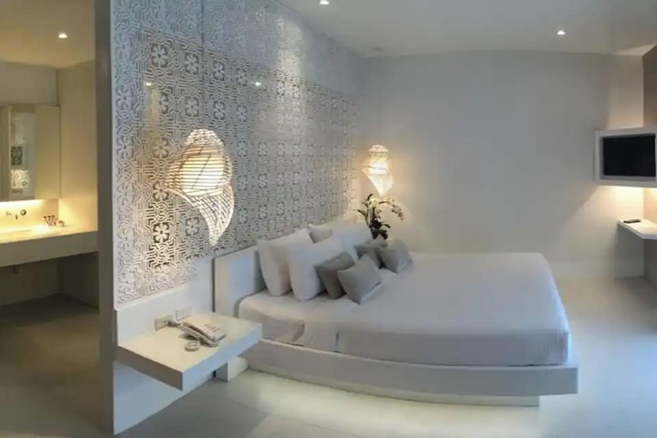 Deluxe Double Room | In-room safe, desk, blackout drapes, iron/ironing board