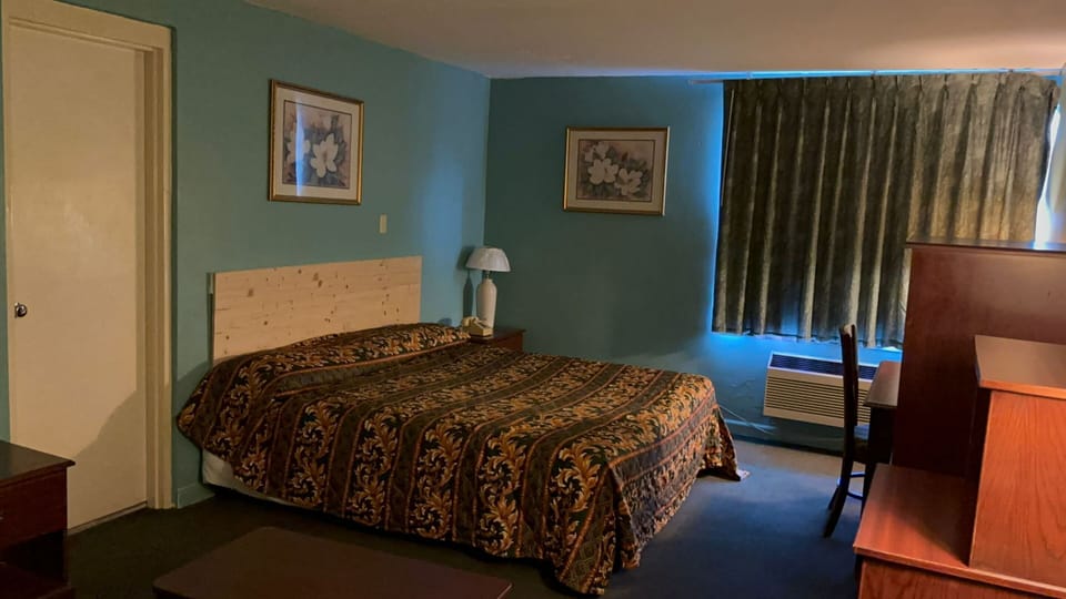 Desk, free WiFi, bed sheets