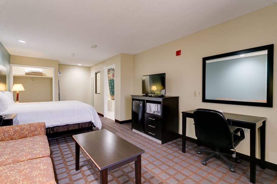 Desk, laptop workspace, iron/ironing board, free WiFi