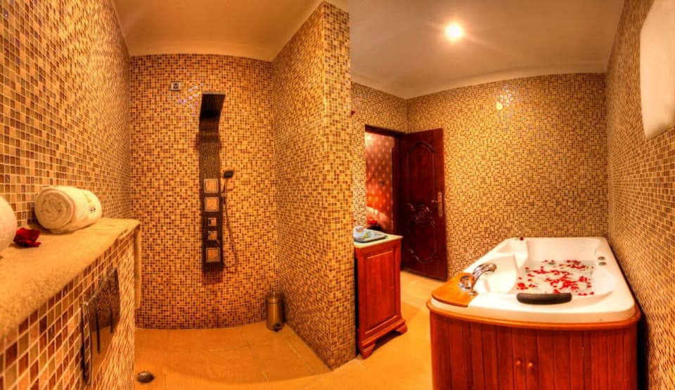 King Suite | Bathroom | Shower, free toiletries, hair dryer, towels
