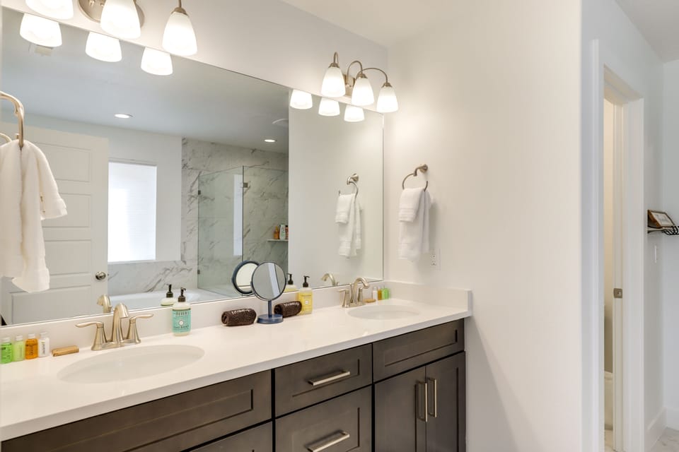 Full Bathroom | 2nd Floor | Jetted Tub | Walk-In Shower | Towels Provided