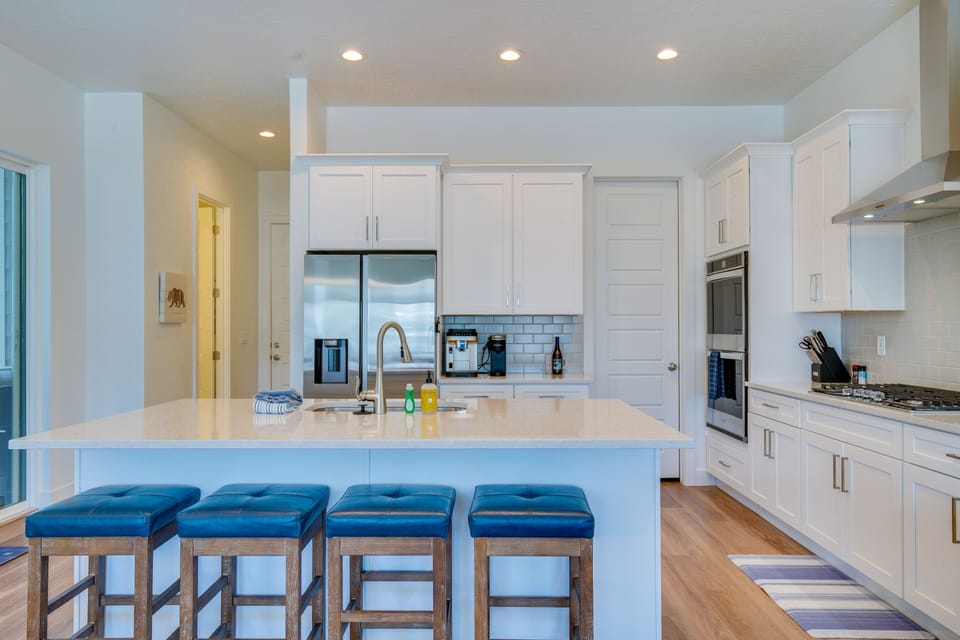 Kitchen | Stainless Steel Appliances w/ Dishwasher | Free WiFi | Coffee Maker