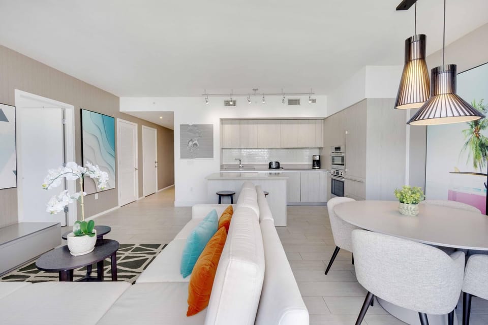 23rd-Floor Views • Pool, Gym & Beach Service (6144)