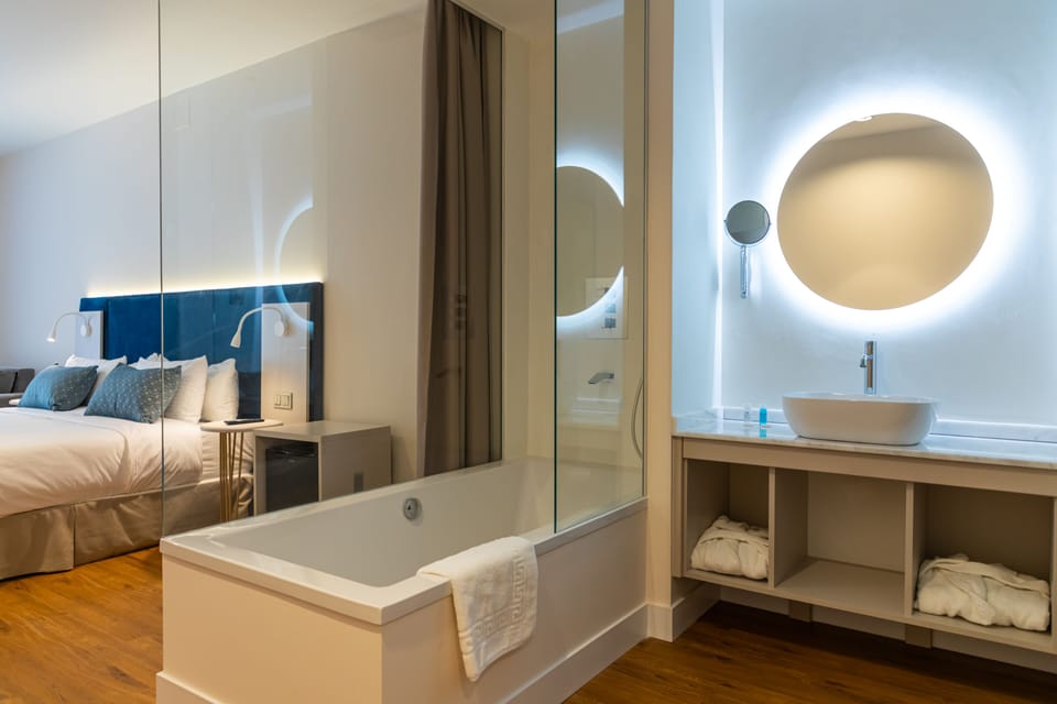 Double Room | Bathroom | Bathtub, free toiletries, hair dryer, towels