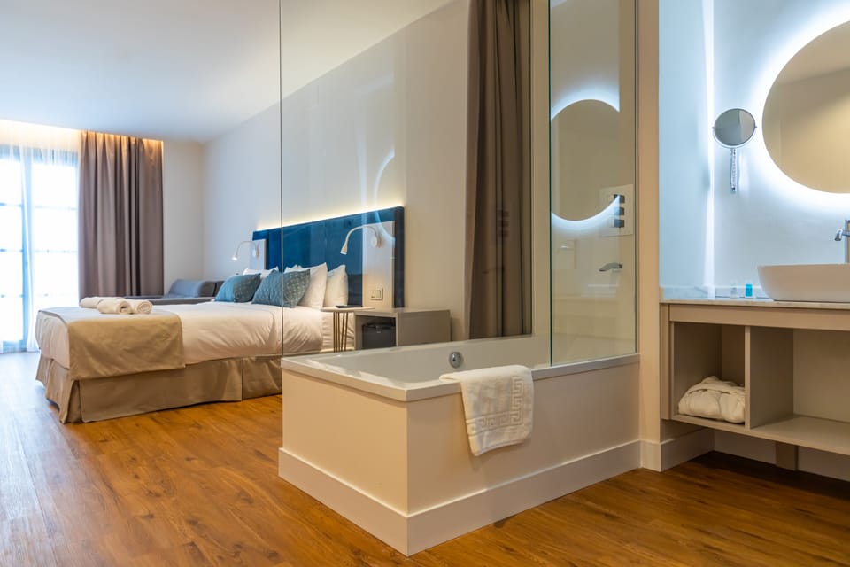 Double Room | Minibar, in-room safe, blackout drapes, free WiFi