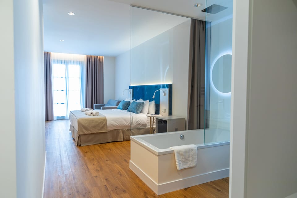 Double Room, Balcony | Minibar, in-room safe, blackout drapes, free WiFi