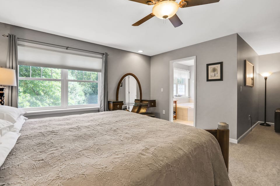#5-Moondance Suite | Desk, iron/ironing board, WiFi (free), individually decorated