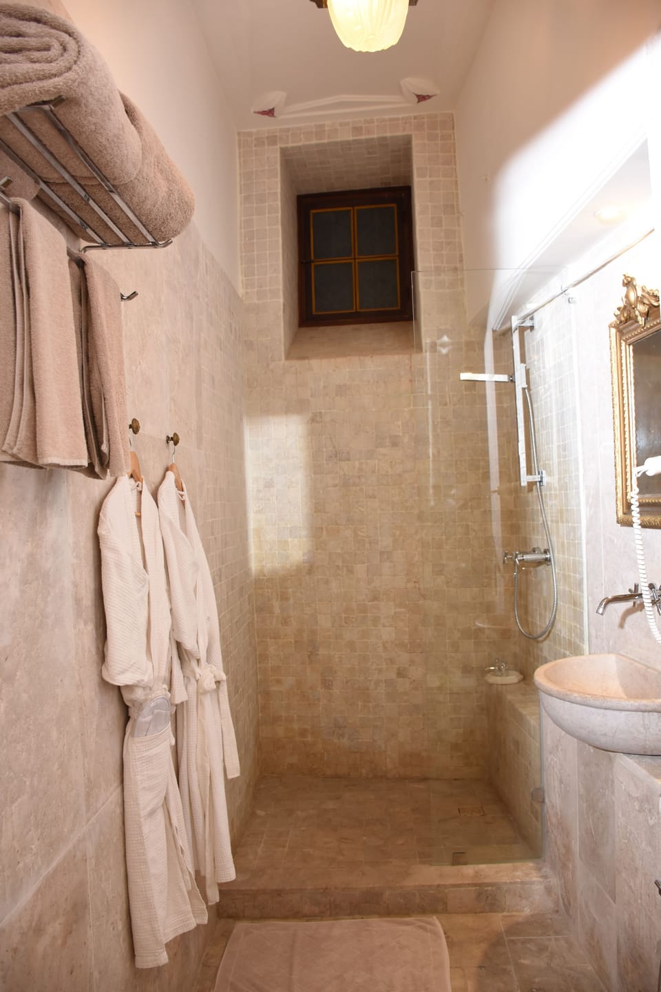 Traditional Room, 1 King Bed, Non Smoking (Single) | Bathroom shower