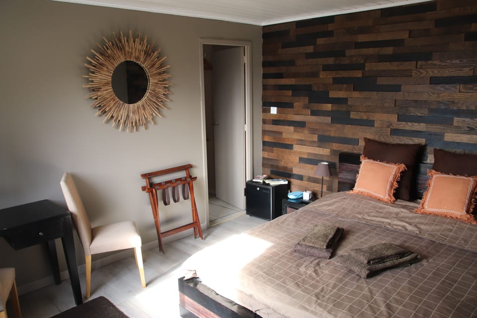 Room, 1 Double Bed, Partial Sea View, Sea Facing | Desk, soundproofing, iron/ironing board (on request), cribs (free)