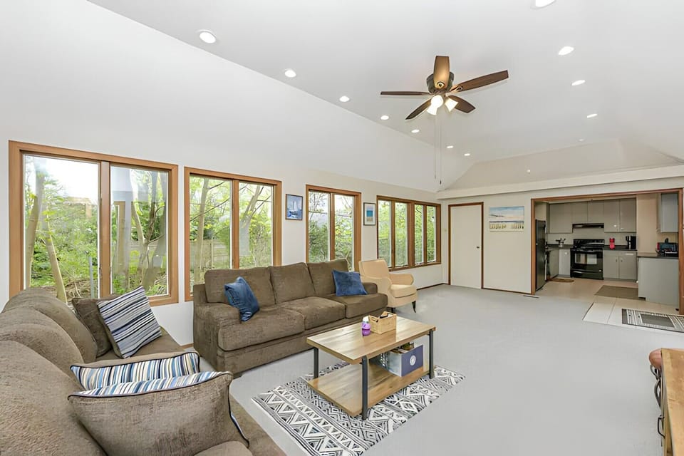  A HIGH TOP 4 PERSON TABLE AND CHAIR HAS BEEN ADDED TO THIS ROOM