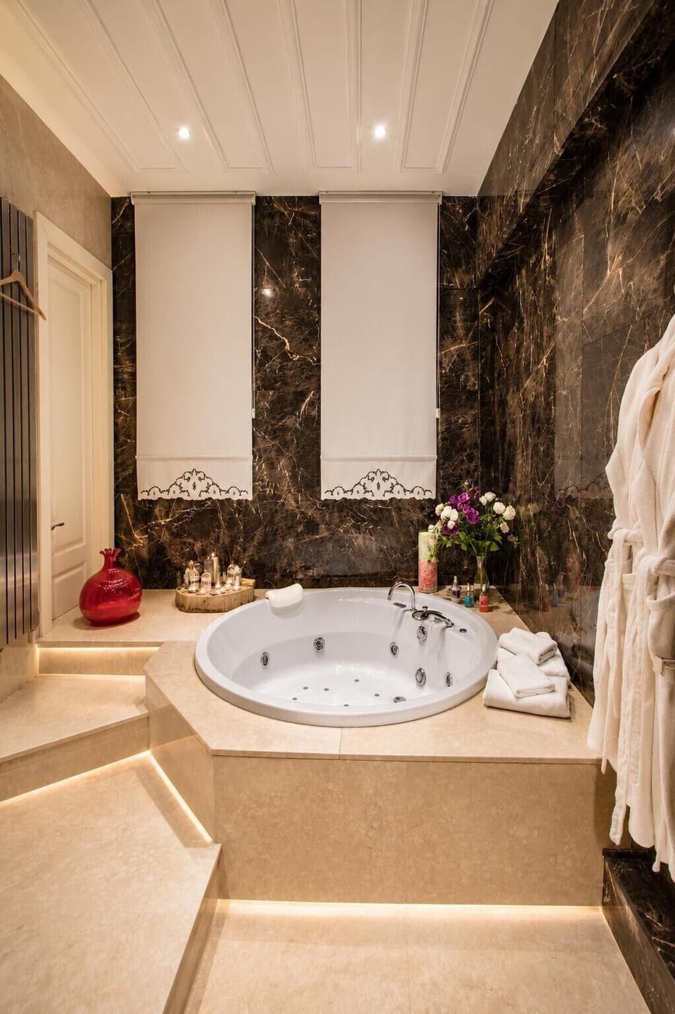 Deluxe Studio Suite | Bathroom | Free toiletries, hair dryer, bathrobes, slippers