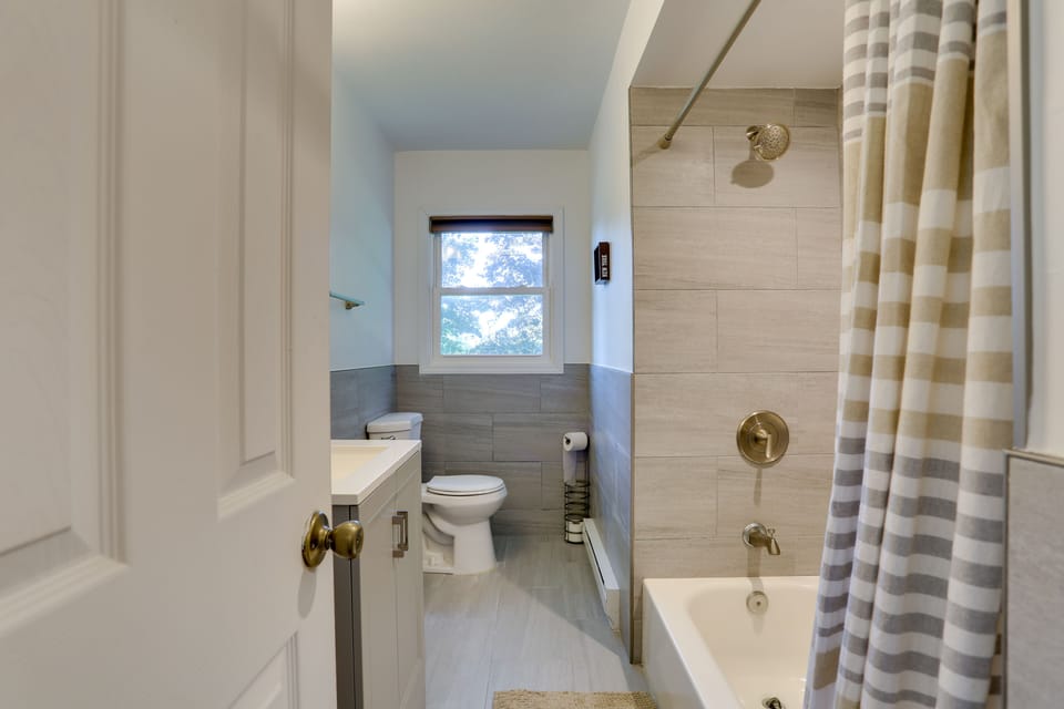 Full Bathroom | Complimentary Toiletries