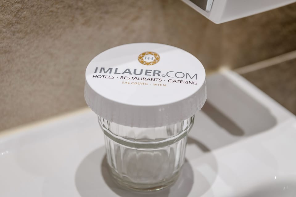 Combined shower/tub, free toiletries, hair dryer, towels