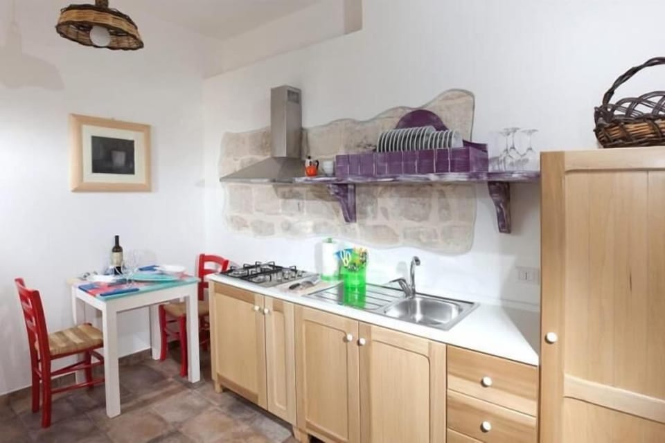 Full-size fridge, stovetop, cookware/dishes/utensils