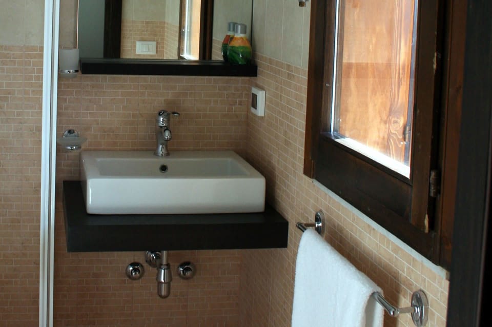 Bathroom sink