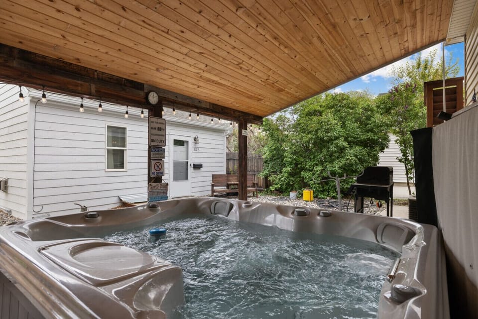 Hot Tub in the covered backyard (shared with other unit, hours 7am-10pm)