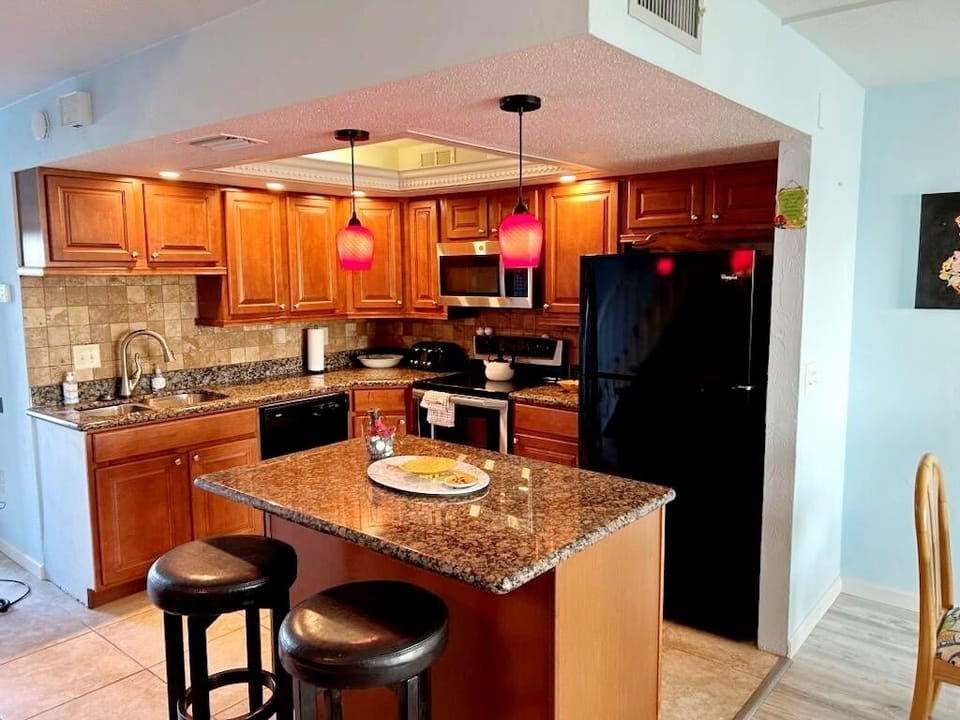 Spacious gourmet kitchen stocked with all cooking necessities