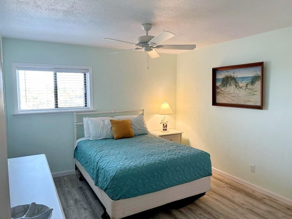 2nd bedroom w/queen bed, TV, workstation, and washer/dryer in the closest