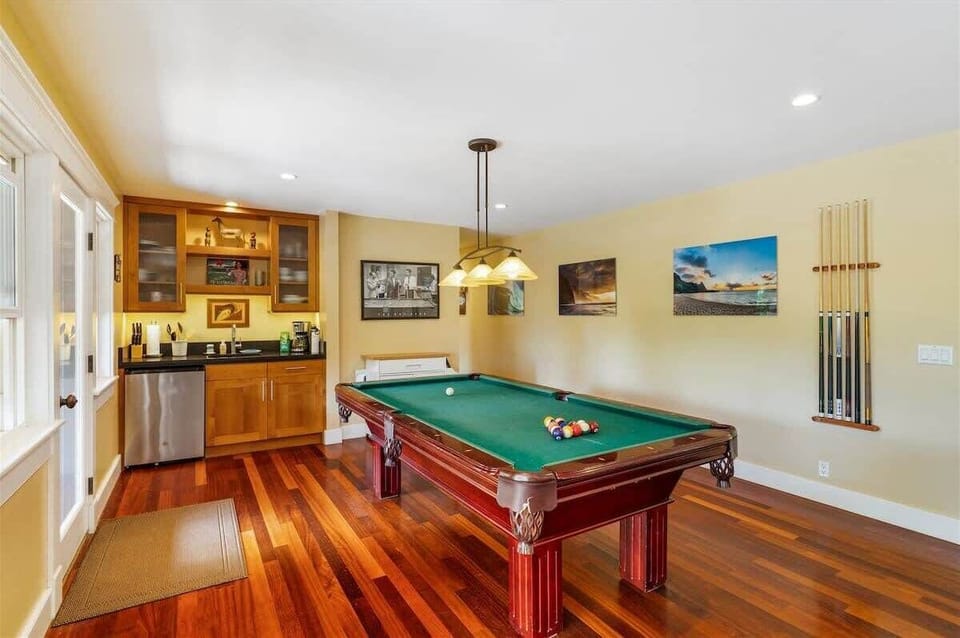 Expansive great room with Pool Table and Flat Screen TV