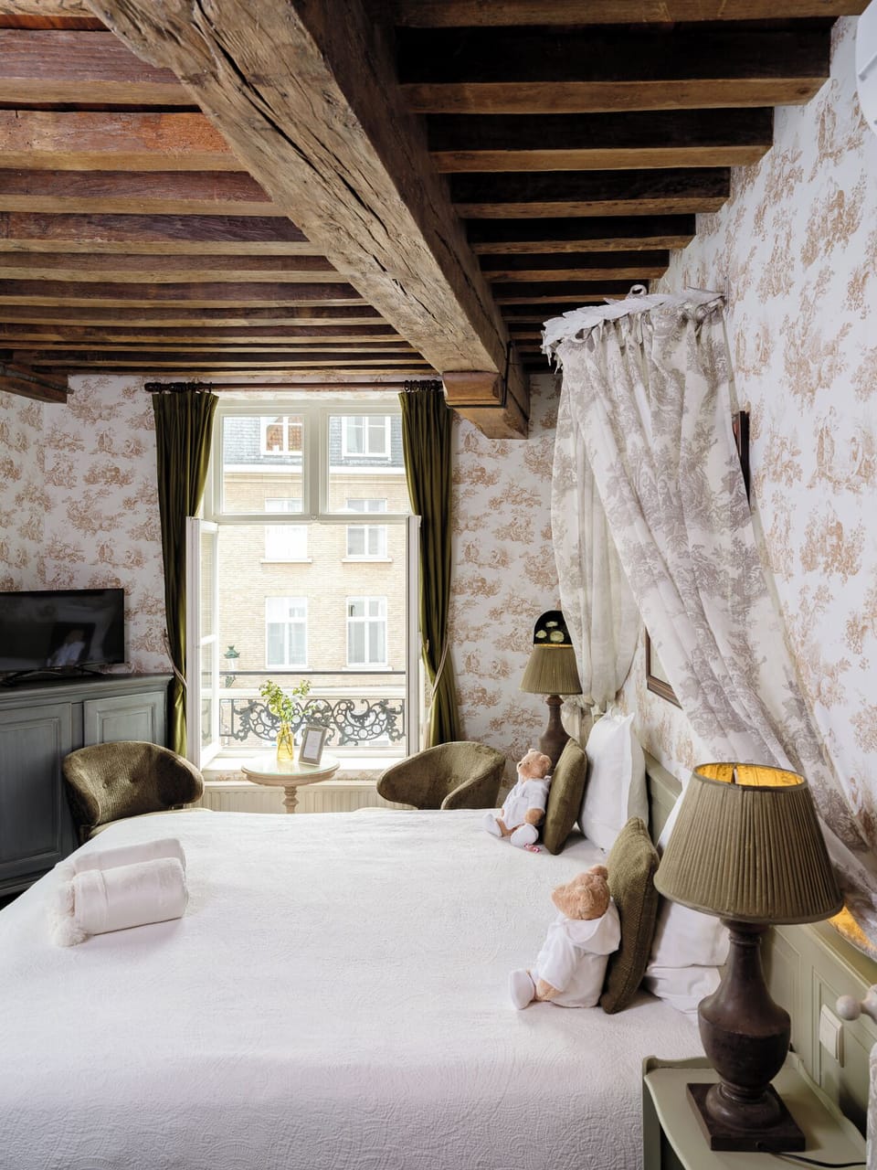 Deluxe Double Room, Canal View | Minibar, individually decorated, individually furnished, desk