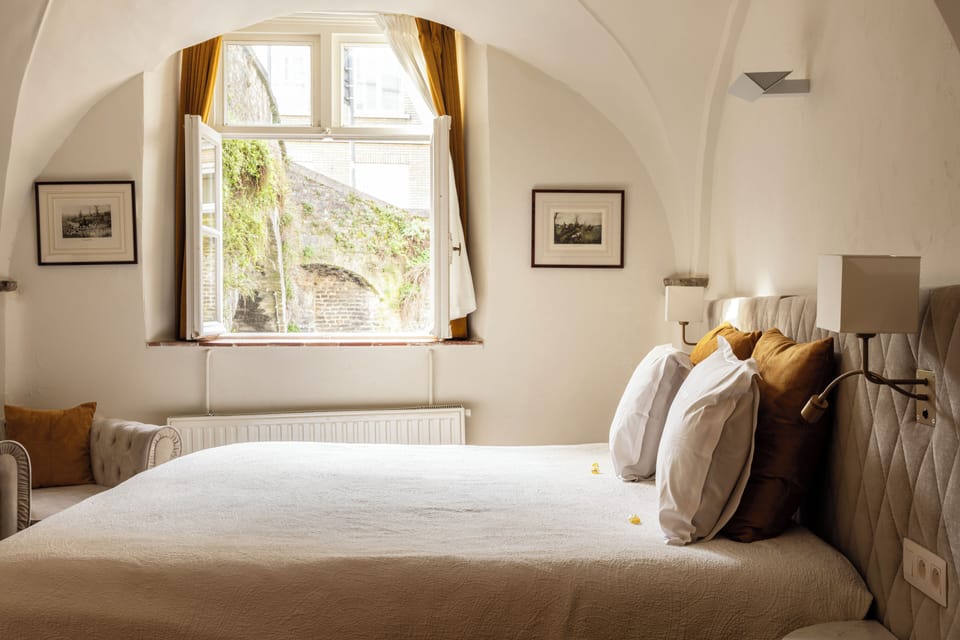 Deluxe Double Room, Canal View | Minibar, individually decorated, individually furnished, desk
