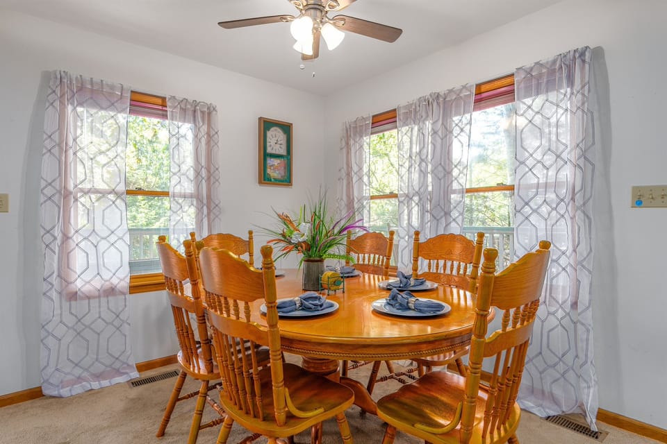 Lots of natural lighting in the dining area