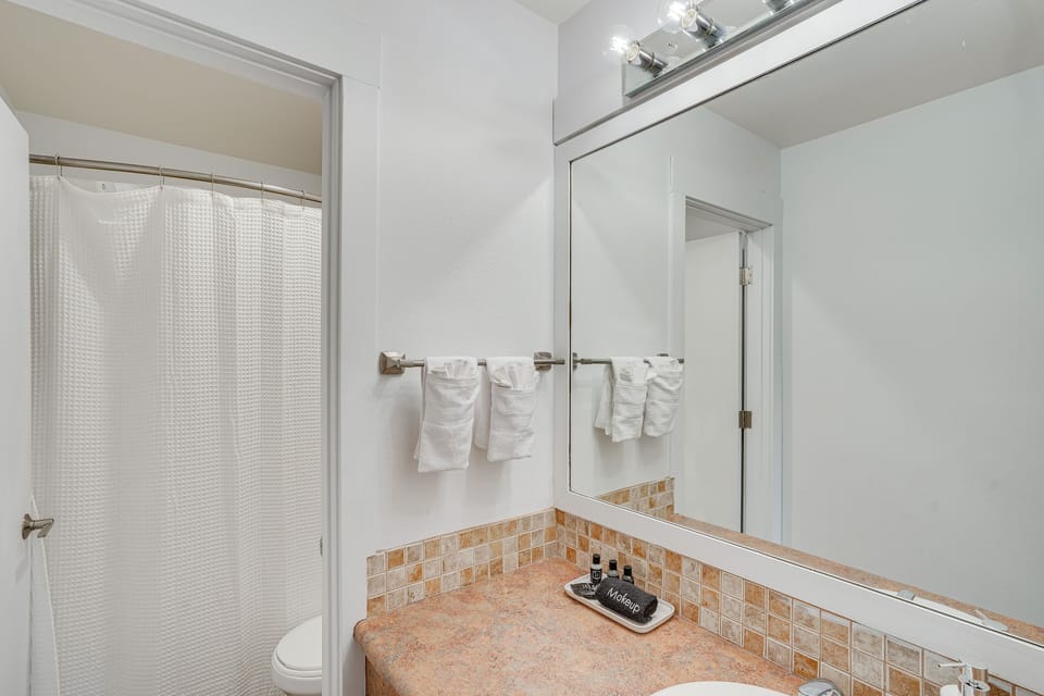 Full Bathroom | Towels Provided