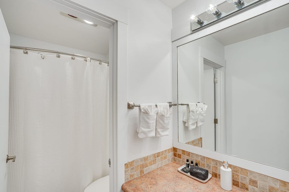 Full Bathroom | Complimentary Toiletries