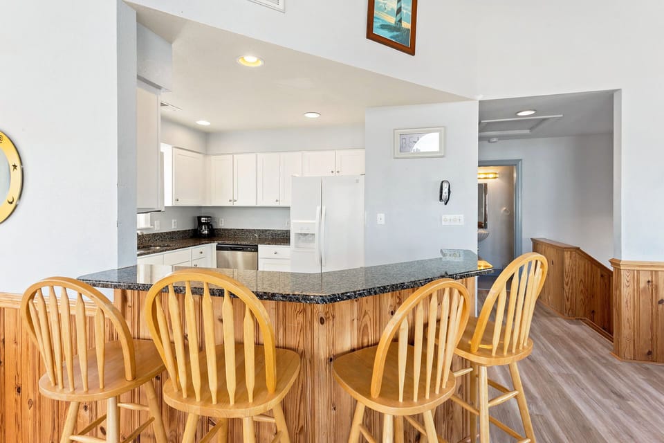 The kitchen area has 4 additional bar seats for dining options!
